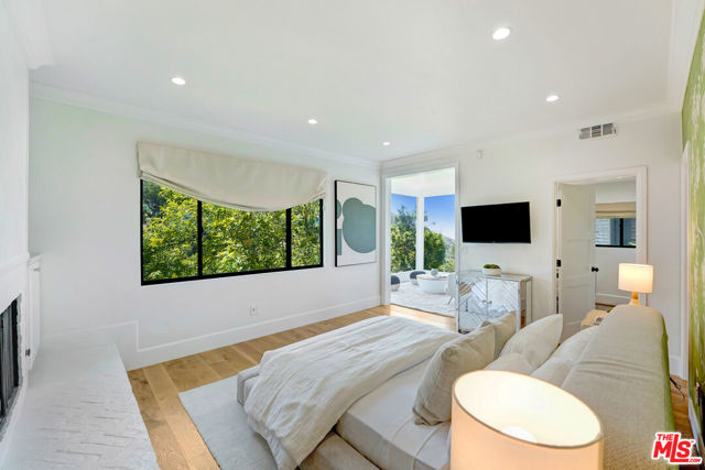 2506 Zorada Drive, Los Angeles CA: https://media.crmls.org/mediaz/eb842610-66c5-4f55-b28f-b6950e4ff348.jpg