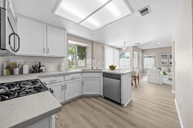 Detail Gallery Image 4 of 16 For 39834 Brandy Ln, Murrieta,  CA 92563 - 3 Beds | 2/1 Baths