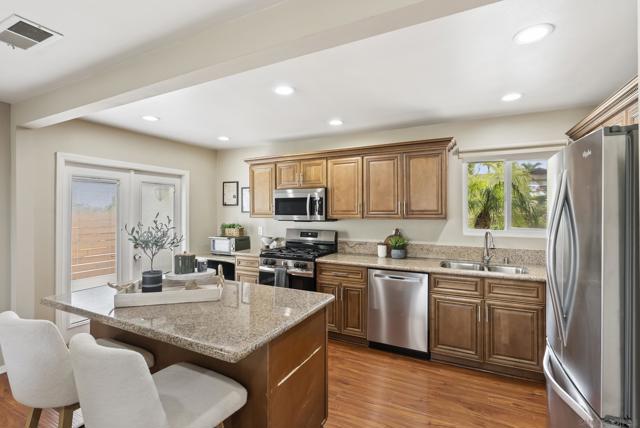 310 Bluff Wy, Oceanside CA: https://media.crmls.org/mediaz/eb869e41-9085-4444-96ad-6dcf77b30647.jpg