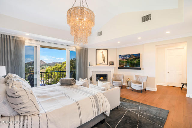 2366 Heatherbank Court, Lake Sherwood CA: https://media.crmls.org/mediaz/eb8710e5-090a-4d28-9635-81f960c7f143.jpg