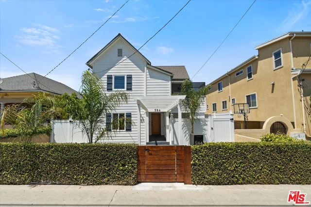 584 W 10th Street, San Pedro CA: https://media.crmls.org/mediaz/eb877905-7cb1-464f-86bc-247f3df5bea2.jpg