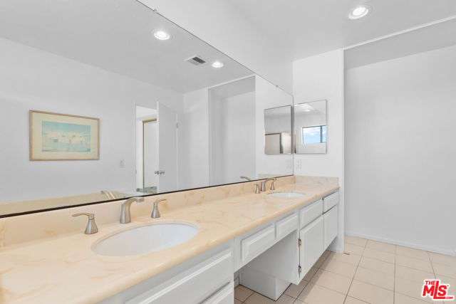 6323 Reseda Boulevard, Tarzana CA: https://media.crmls.org/mediaz/eb878eb9-63f7-43b9-a5f1-2713cca3122e.jpg