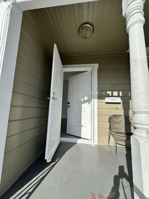 1725 96Th Ave, Oakland CA: https://media.crmls.org/mediaz/eb879a07-20aa-4955-9e54-2b8cd07ab09c.jpg