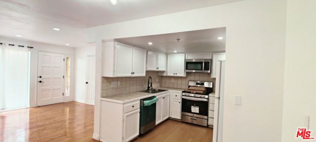 108 W Maple Street, Glendale CA: https://media.crmls.org/mediaz/eb87dd8c-ea80-426e-b1b3-0db2a965568c.jpg