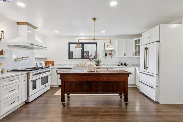 1728 Cambridge Dr, Alameda CA: https://media.crmls.org/mediaz/eb889668-739c-49fe-aeb4-3be523225c7b.jpg