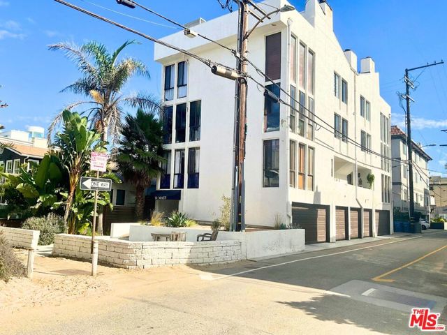 14 Mast Street, Marina del Rey CA: https://media.crmls.org/mediaz/eb893d7d-2de3-4af8-82ba-0607f035c566.jpg