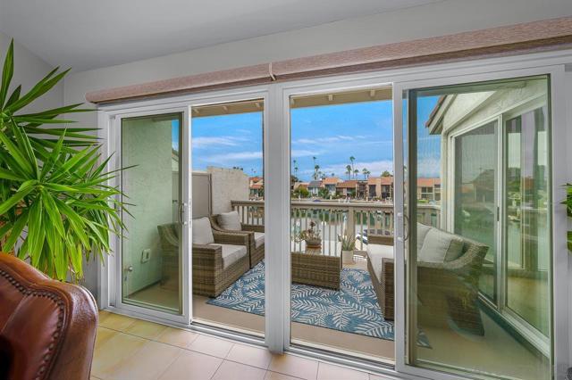 94 Kingston Ct W, Coronado CA: https://media.crmls.org/mediaz/eb89f2e7-5eac-45ae-b372-95d13288c5c1.jpg