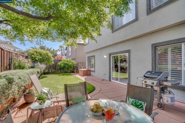 1109 Brittany Hills Ct, Martinez CA: https://media.crmls.org/mediaz/eb8a23b6-c7ba-4f77-a928-83c29297597c.jpg