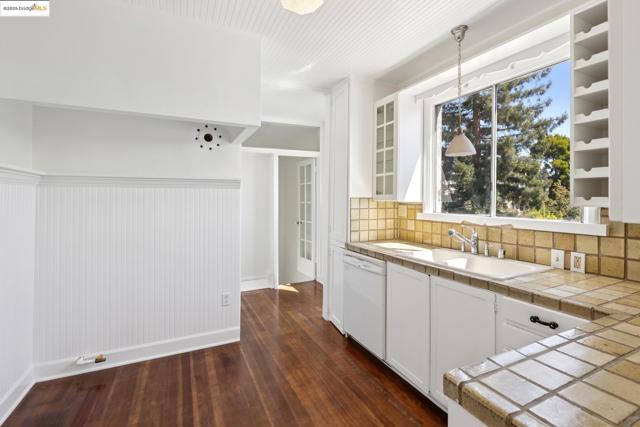 84 Portsmouth Rd, Piedmont CA: https://media.crmls.org/mediaz/eb8a93da-e0fa-4f65-855c-bc571c95e7f4.jpg