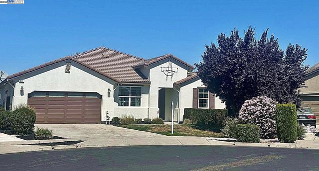 917 Talaria Ct, Oakley CA: https://media.crmls.org/mediaz/eb8bb506-bddf-433f-98f8-70fbe8a22e74.jpg