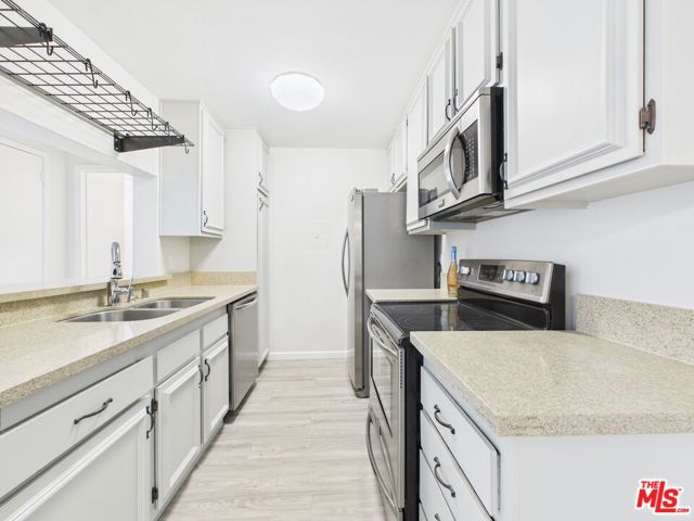 5460 White Oak Avenue, Encino CA: https://media.crmls.org/mediaz/eb8be9c6-551b-4a8e-8283-cf32550c06da.jpg