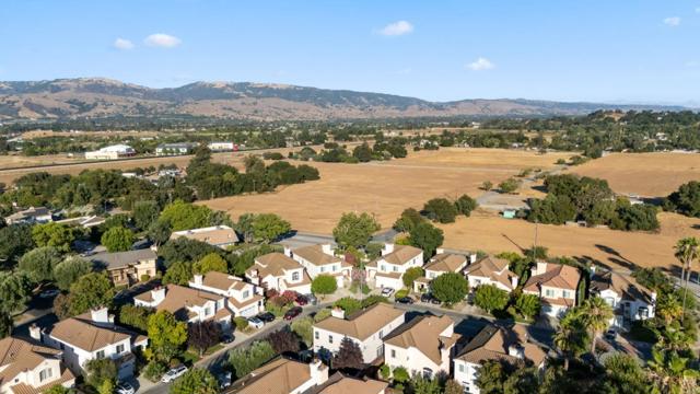 483 Via Sorrento, Morgan Hill CA: https://media.crmls.org/mediaz/eb8ca0ca-5e36-4002-be39-0322df91e232.jpg