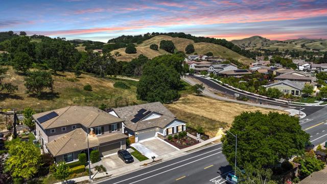 9283 Rancho Hills Drive, Gilroy CA: https://media.crmls.org/mediaz/eb8ce4d0-d663-4b0c-8d81-7d2415ea9606.jpg