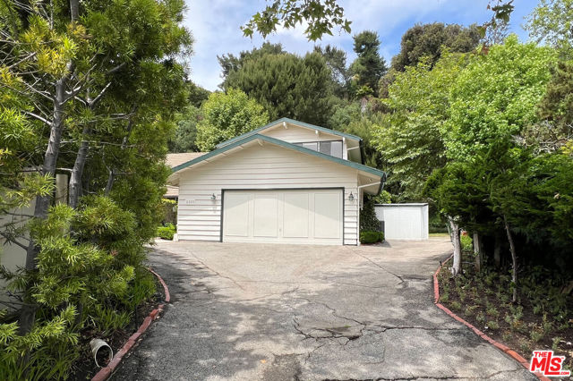 2325 Banyan Drive, Los Angeles CA: https://media.crmls.org/mediaz/eb8dfb8e-4cb7-4dce-b127-808207fba085.jpg