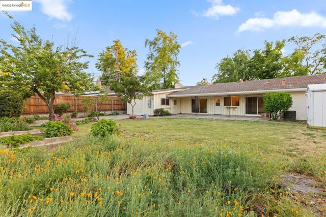 5235 Adelaide WAY, Carmichael CA: https://media.crmls.org/mediaz/eb8e4d7c-401c-47d2-b576-a58bf15984e0.jpg