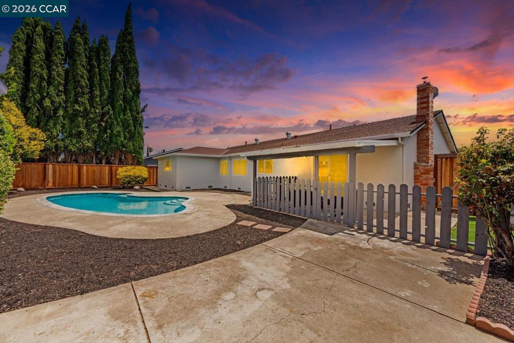 https://media.crmls.org/mediaz/eb8e78a1-f891-4f62-9dcb-51c9fd8f5293.jpg?preset=X-Large