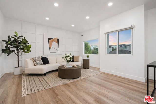 5439 Gentry Avenue, Valley Village CA: https://media.crmls.org/mediaz/eb8f3858-2448-416f-8113-bc308785cb0b.jpg