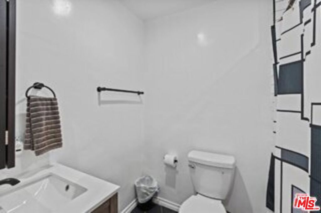 https://media.crmls.org/mediaz/eb8fa7d9-773a-471c-a984-5db48f575792.jpg?preset=X-Large