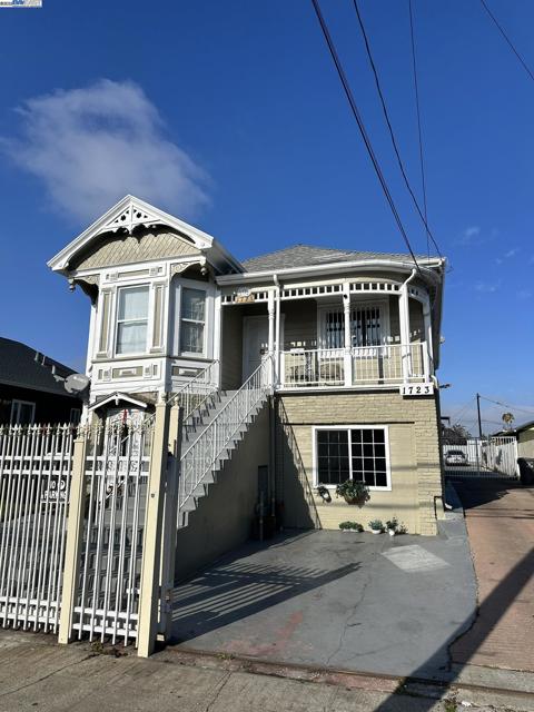 1725 96Th Ave, Oakland CA: https://media.crmls.org/mediaz/eb8fc6a8-ab51-4990-939b-942945dd901c.jpg