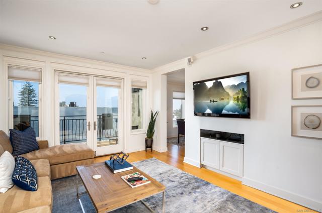 1000 Genter St, La Jolla CA: https://media.crmls.org/mediaz/eb904aba-5090-45ec-a0e1-2278514b7767.jpg