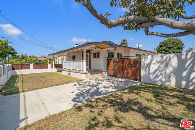 519 W Elm Avenue, Inglewood CA: https://media.crmls.org/mediaz/eb9065d3-62ed-477c-ae0b-948c2bf5b29c.jpg