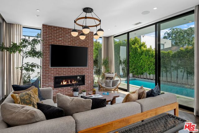 1102 Amoroso Place, Venice CA: https://media.crmls.org/mediaz/eb906df9-638b-4fb9-824d-278c82f14067.jpg