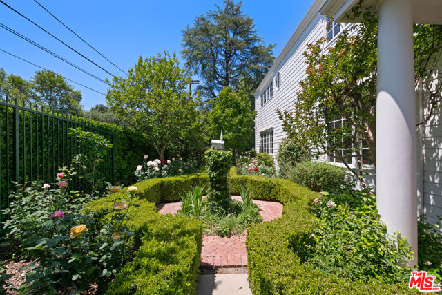 5404 Topeka Drive, Tarzana CA: https://media.crmls.org/mediaz/eb90874c-d3d2-43a7-a70d-eaf01d87cd91.jpg