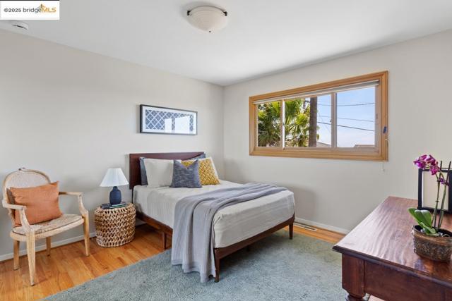 11718 Cranford Way, Oakland CA: https://media.crmls.org/mediaz/eb90ba43-ddea-4f2f-a9c4-4b506fca076f.jpg