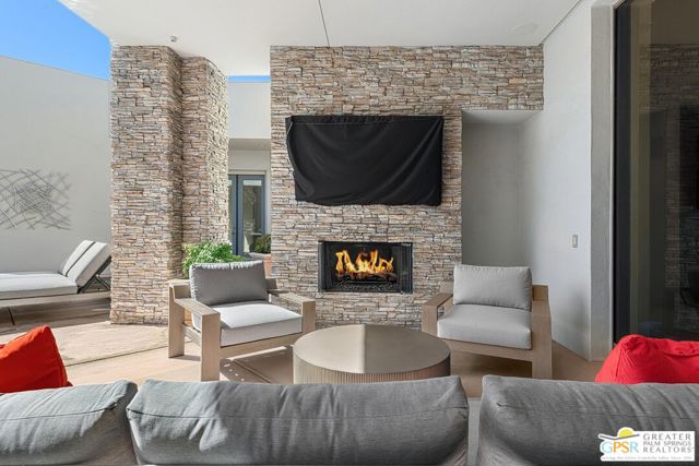 27 Ambassador Circle, Rancho Mirage CA: https://media.crmls.org/mediaz/eb921b44-914e-416b-80f7-148e986f6509.jpg