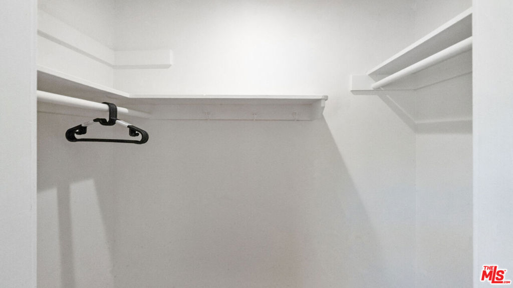 https://media.crmls.org/mediaz/eb92ae0a-9106-4e0b-af9e-79d5bccee820.jpg?preset=X-Large
