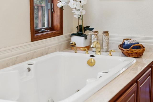 21386 Sunnyside Road, Los Gatos CA: https://media.crmls.org/mediaz/eb93cb01-d361-4692-88f4-0e12abdea49c.jpg