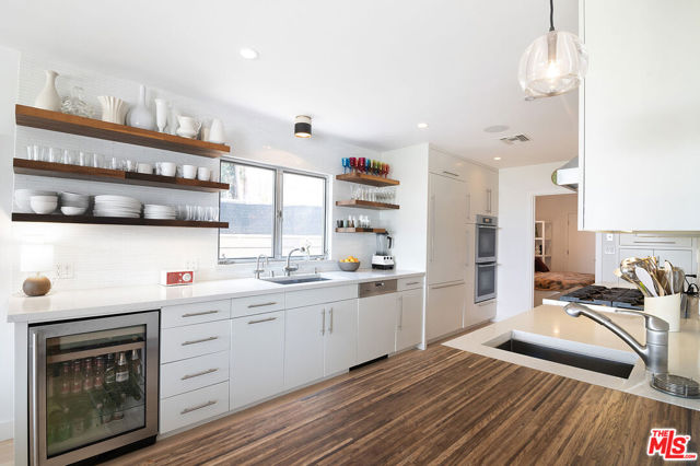 9353 Duxbury Road, Los Angeles CA: https://media.crmls.org/mediaz/eb941cbe-5e77-4d4c-8e91-3e07118897e8.jpg