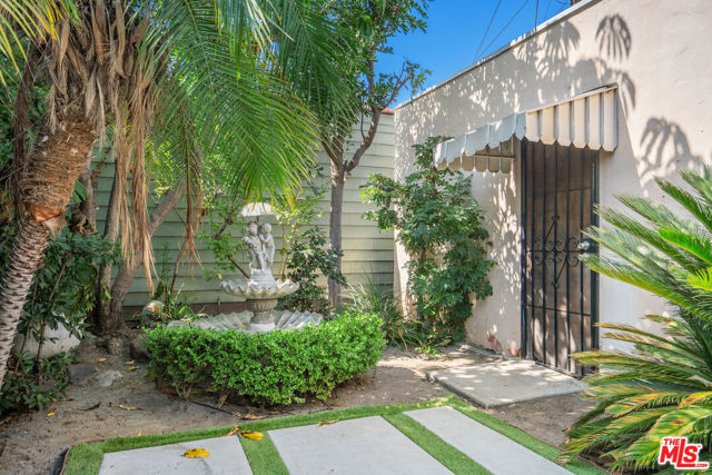 135 N Orange Drive, Los Angeles CA: https://media.crmls.org/mediaz/eb960093-7843-4ff2-8bfe-bcc1d1977a54.jpg