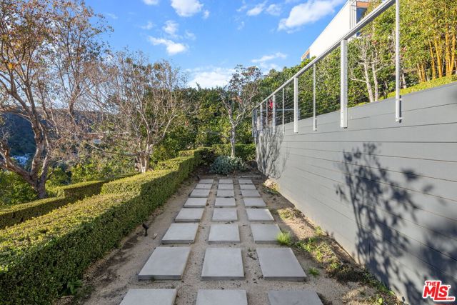 1415 Summitridge Drive, Beverly Hills CA: https://media.crmls.org/mediaz/eb96536e-aeda-4c55-baf8-c7069efcf45a.jpg