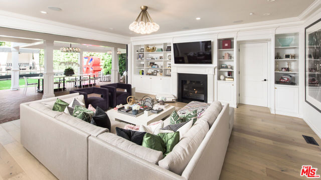 9885 Carmelita Avenue, Beverly Hills CA: https://media.crmls.org/mediaz/eb97d542-4b46-4217-abea-4624003b2a8e.jpg