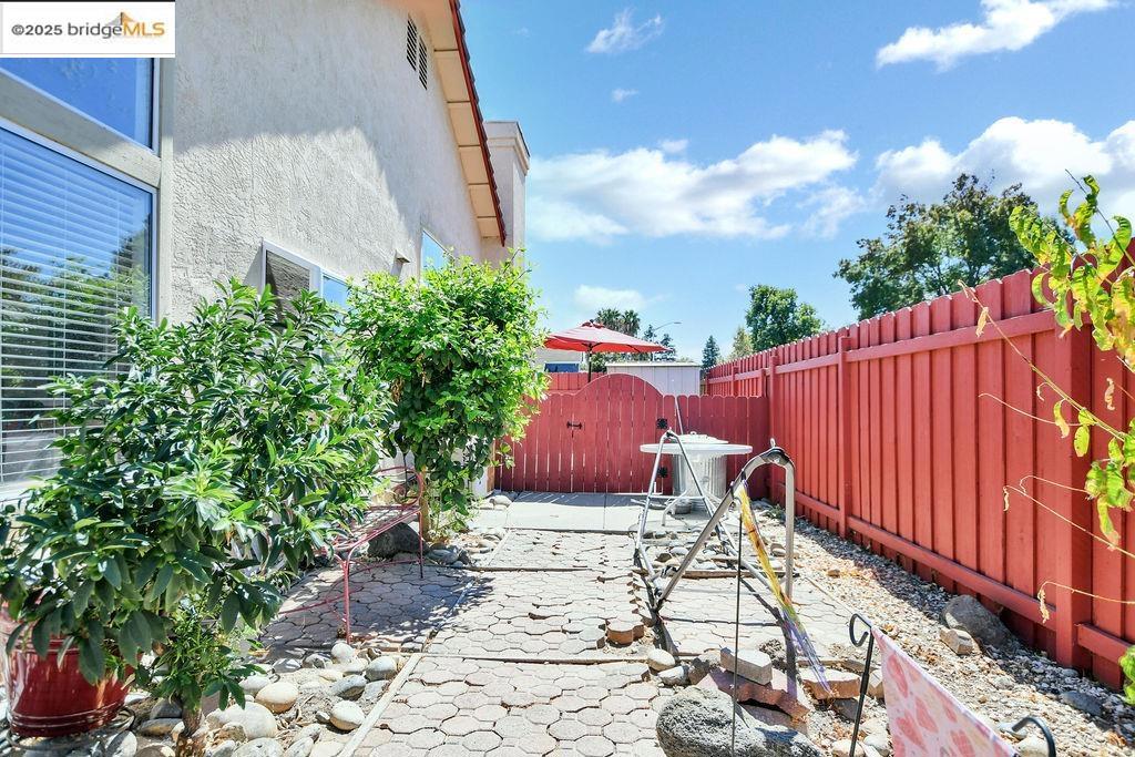 https://media.crmls.org/mediaz/eb97ee84-b6e6-4709-8a2e-79c51212332d.jpg?preset=X-Large