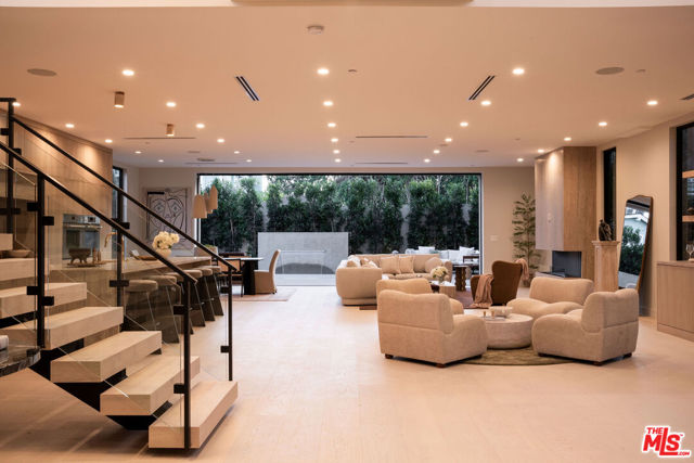2457 Glyndon Avenue, Venice CA: https://media.crmls.org/mediaz/eb9817f1-9054-4b74-9008-99c382a2286f.jpg