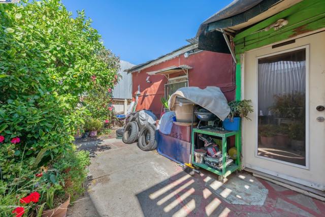 1018 Gilman Ave, San Francisco CA: https://media.crmls.org/mediaz/eb993d36-7a46-4f71-8215-32a8b395a5e7.jpg