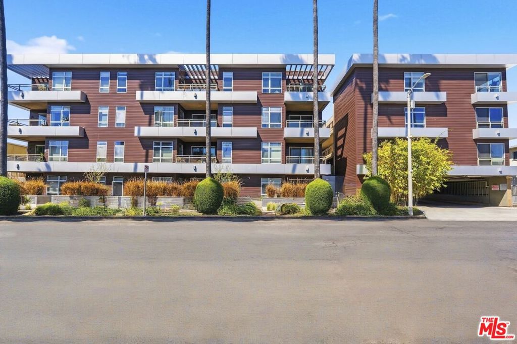 6001 Carlton Way #303