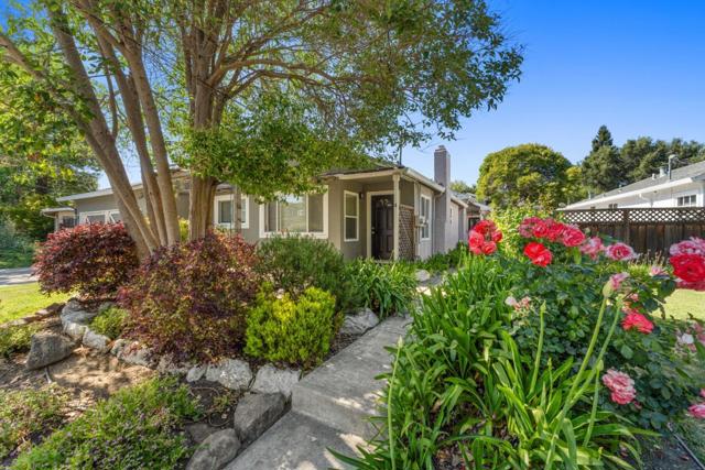 4 Athlone Way, Menlo Park CA: https://media.crmls.org/mediaz/eb99fa0a-e346-4875-8b33-27fe7c4b9739.jpg