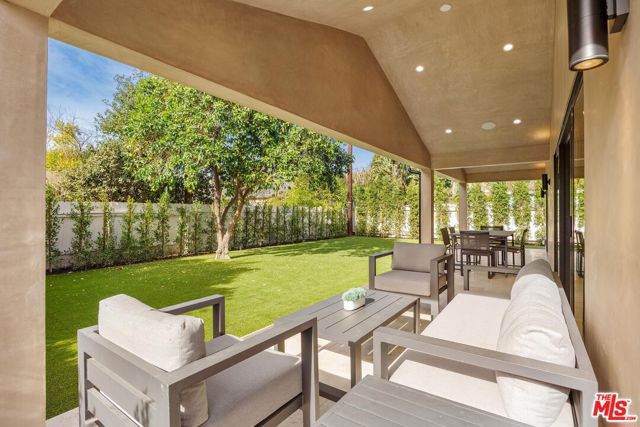 4627 Sunnyslope Avenue, Sherman Oaks CA: https://media.crmls.org/mediaz/eb9a8680-989d-4667-91c7-12e1c8d92795.jpg