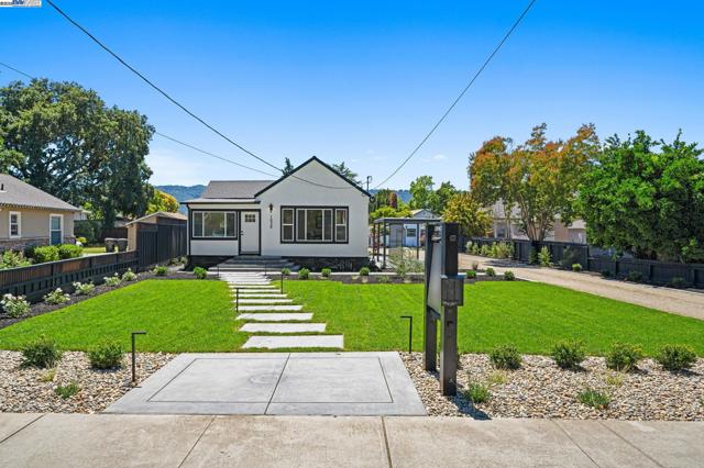 1038 Division St, Pleasanton CA: https://media.crmls.org/mediaz/eb9aa332-efbf-48b3-ab05-b15893be8bc6.jpg
