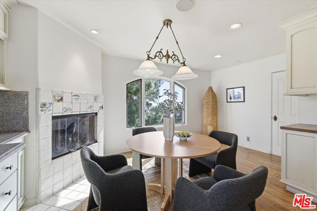 1284 Lago Vista Drive, Beverly Hills CA: https://media.crmls.org/mediaz/eb9abfda-ebe4-42c1-a555-7c2fddce2280.jpg