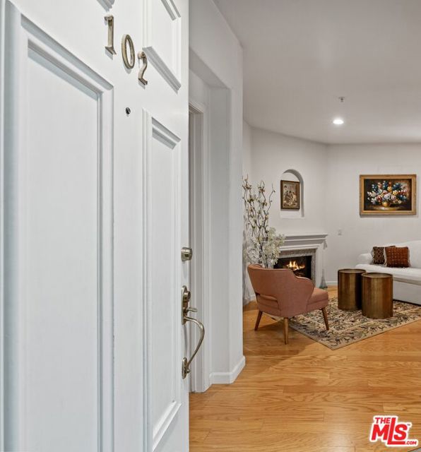 1342 N Sierra Bonita Avenue, West Hollywood CA: https://media.crmls.org/mediaz/eb9ce0cf-8351-47ce-9a9f-3367553c6a12.jpg