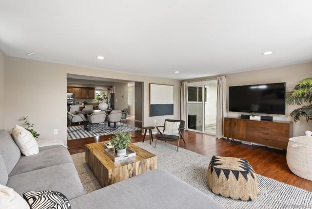 310 Bluff Wy, Oceanside CA: https://media.crmls.org/mediaz/eb9dee86-966e-4bd6-967a-afc10ee29a7f.jpg