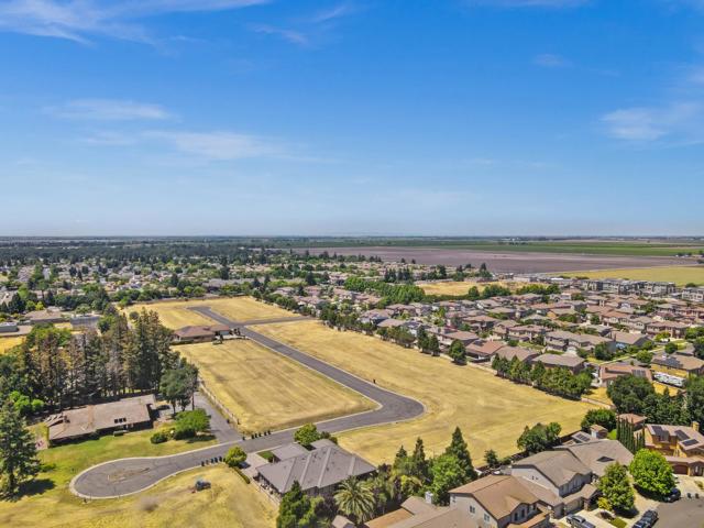 10628 Hidden Grove Circle, Stockton CA: https://media.crmls.org/mediaz/eb9e2bb1-078f-4d36-8536-77d129a646eb.jpg