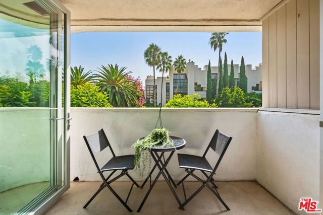 11645 Montana Avenue, Los Angeles CA: https://media.crmls.org/mediaz/eb9e6893-58d0-4c41-aa2d-53859d454e23.jpg