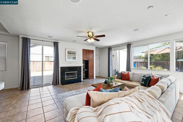 127 Sanford Ct, Brentwood CA: https://media.crmls.org/mediaz/eb9f25eb-56ac-4693-ab47-3afc017453a1.jpg