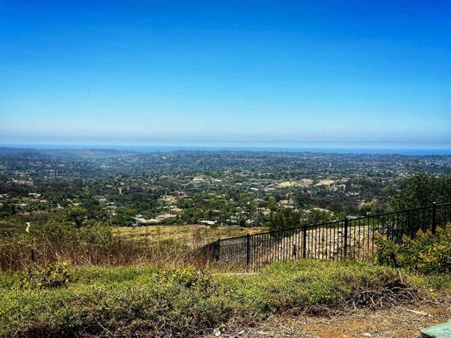 3881 Rancho Summit Dr, Encinitas CA: https://media.crmls.org/mediaz/eba161d5-8c0d-4ace-abaf-126a857f763e.jpg