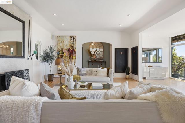 1971 Hoover Ave, Oakland CA: https://media.crmls.org/mediaz/eba37089-44e1-4353-8b9d-f895ee0892bb.jpg